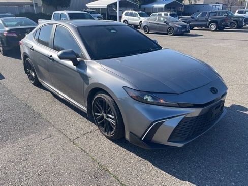 Used 2025 Toyota Camry SE image 3