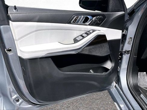 Used 2024 BMW X7 xDrive40i w/ Parking Assistance Package image 19