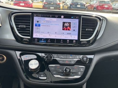 Used 2025 Chrysler Pacifica Limited image 18