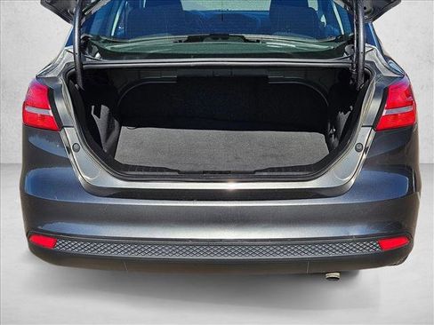 Used 2018 Ford Focus SE w/ Cold Weather Package FWD image 6