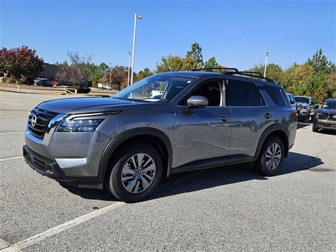 Used 2025 Nissan Pathfinder SV image 3