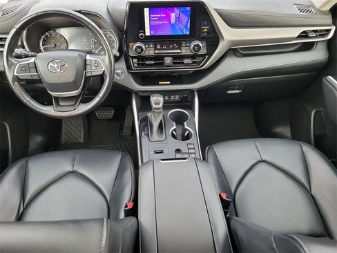 Used 2023 Toyota Highlander XLE image 14