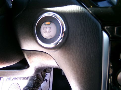 Used 2019 Nissan Pathfinder SV image 16