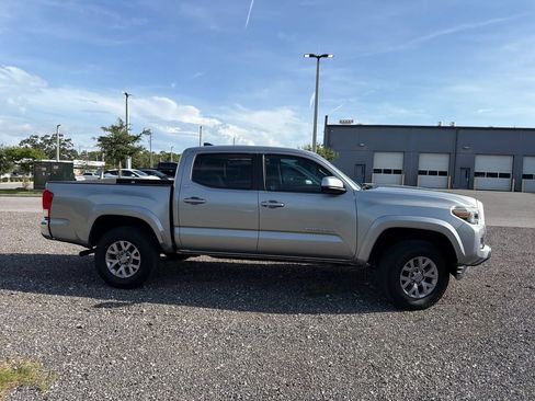 Used 2017 Toyota Tacoma SR5 w/ Tow Package RWD image 5