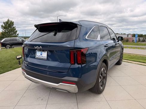 Used 2024 Kia Sorento S w/ Panoramic Sunroof Package FWD image 9