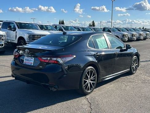Used 2024 Toyota Camry SE image 3