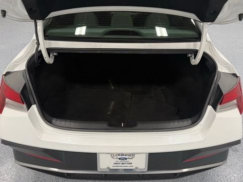 Used 2024 Hyundai Elantra SE FWD image 33