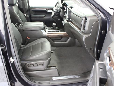 Used 2023 GMC Sierra 1500 SLT AWD/4WD image 40