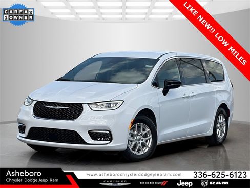 Used 2025 Chrysler Pacifica Select image 1