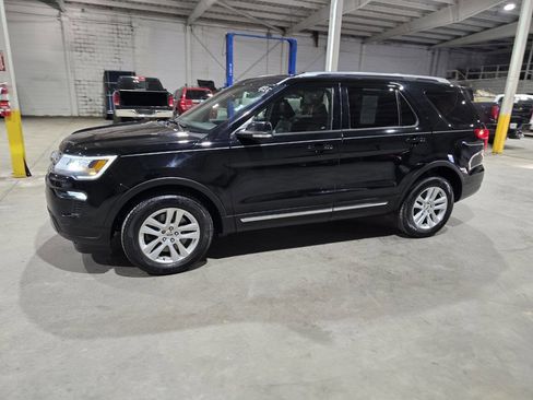 Used 2018 Ford Explorer XLT w/ Equipment Group 202A image 3