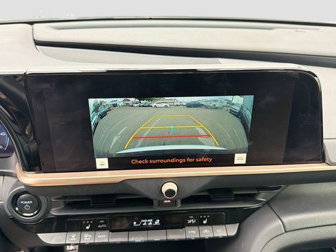 Used 2023 Toyota Crown Limited image 30