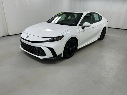 Used 2026 Toyota Camry SE w/ Convenience Package FWD image 2