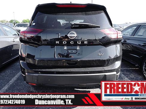 Used 2024 Nissan Rogue SV FWD image 2