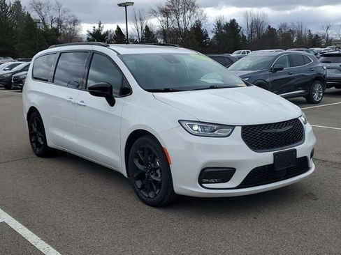 Used 2025 Chrysler Pacifica Limited FWD image 2