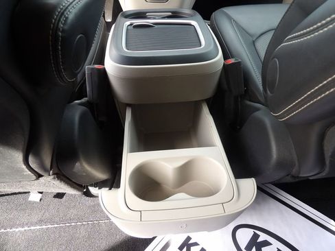 Used 2024 Chrysler Pacifica Touring-L image 30