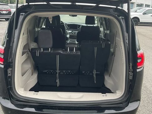 Used 2023 Chrysler Pacifica Touring-L FWD image 5