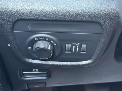 Certified 2023 Jeep Grand Cherokee Altitude image 30