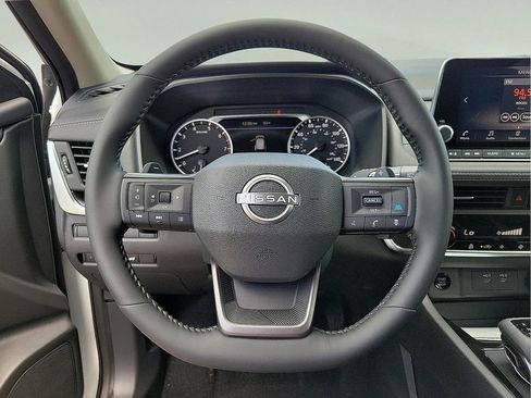 Used 2025 Nissan Rogue SV w/ SV Premium Package FWD image 19
