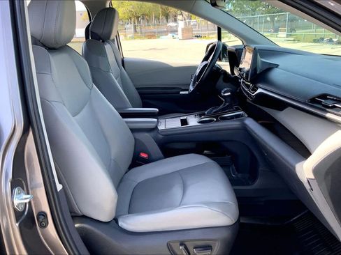 Used 2022 Toyota Sienna XLE image 9