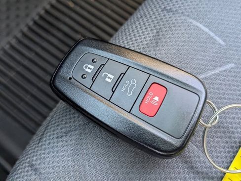 Used 2022 Toyota RAV4 XLE image 30