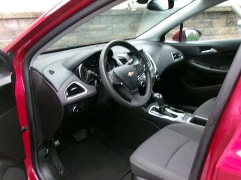 Used 2019 Chevrolet Cruze LT FWD image 12