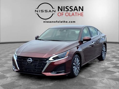 Used 2024 Nissan Altima 2.5 SV w/ SV Premium Package FWD image 1
