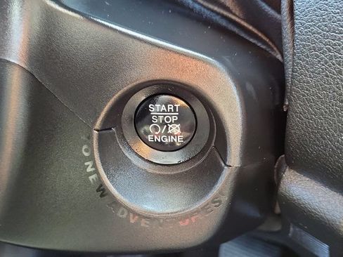 Used 2017 Jeep Renegade Latitude FWD image 16