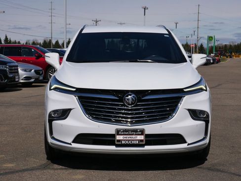Used 2023 Buick Enclave Essence AWD/4WD image 2