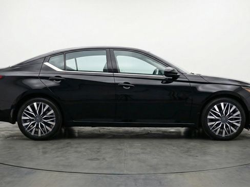 Used 2025 Nissan Altima 2.5 SV FWD image 11