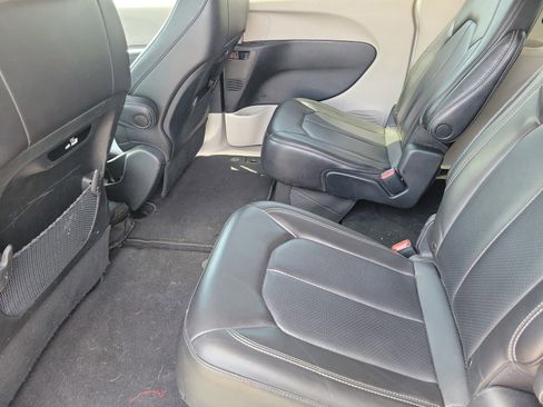 Used 2023 Chrysler Pacifica Touring-L FWD image 10