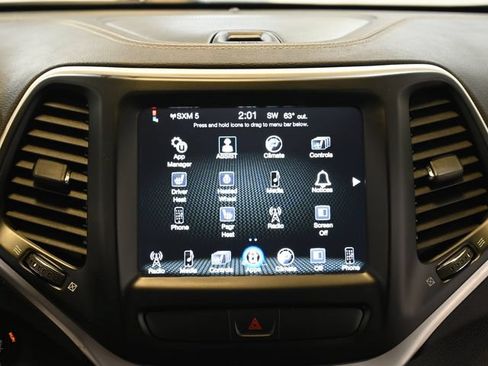 Used 2018 Jeep Cherokee Latitude Plus w/ Cold Weather Group AWD/4WD image 5