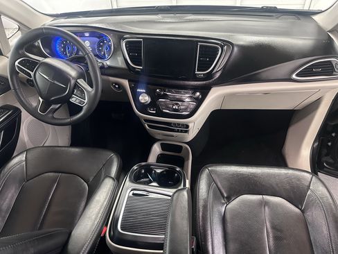 Used 2022 Chrysler Pacifica Touring-L image 39