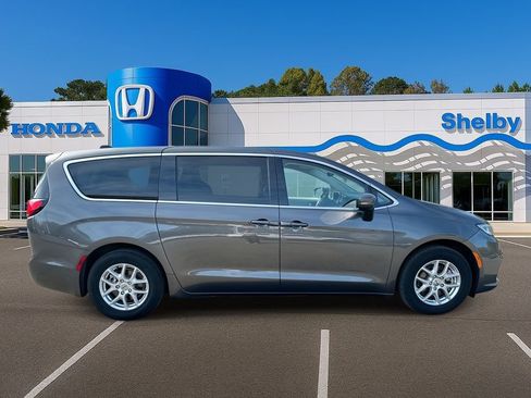 Used 2023 Chrysler Pacifica Touring-L image 9