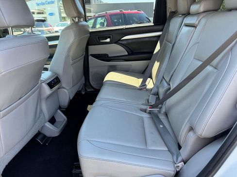 Used 2019 Toyota Highlander XLE AWD/4WD image 6