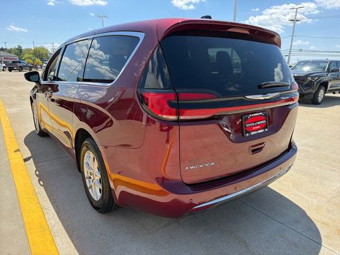 Used 2023 Chrysler Pacifica Touring-L FWD image 7