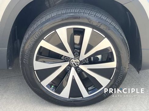 Used 2023 Volkswagen Taos SE FWD image 4