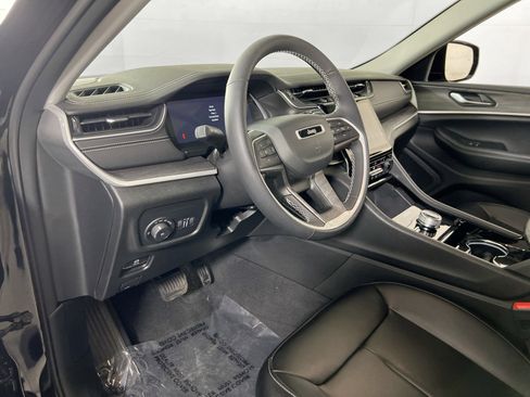 Used 2023 Jeep Grand Cherokee Limited w/ Black Appearance Package image 9