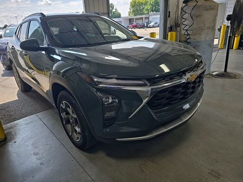Used 2025 Chevrolet Trax LT FWD image 1