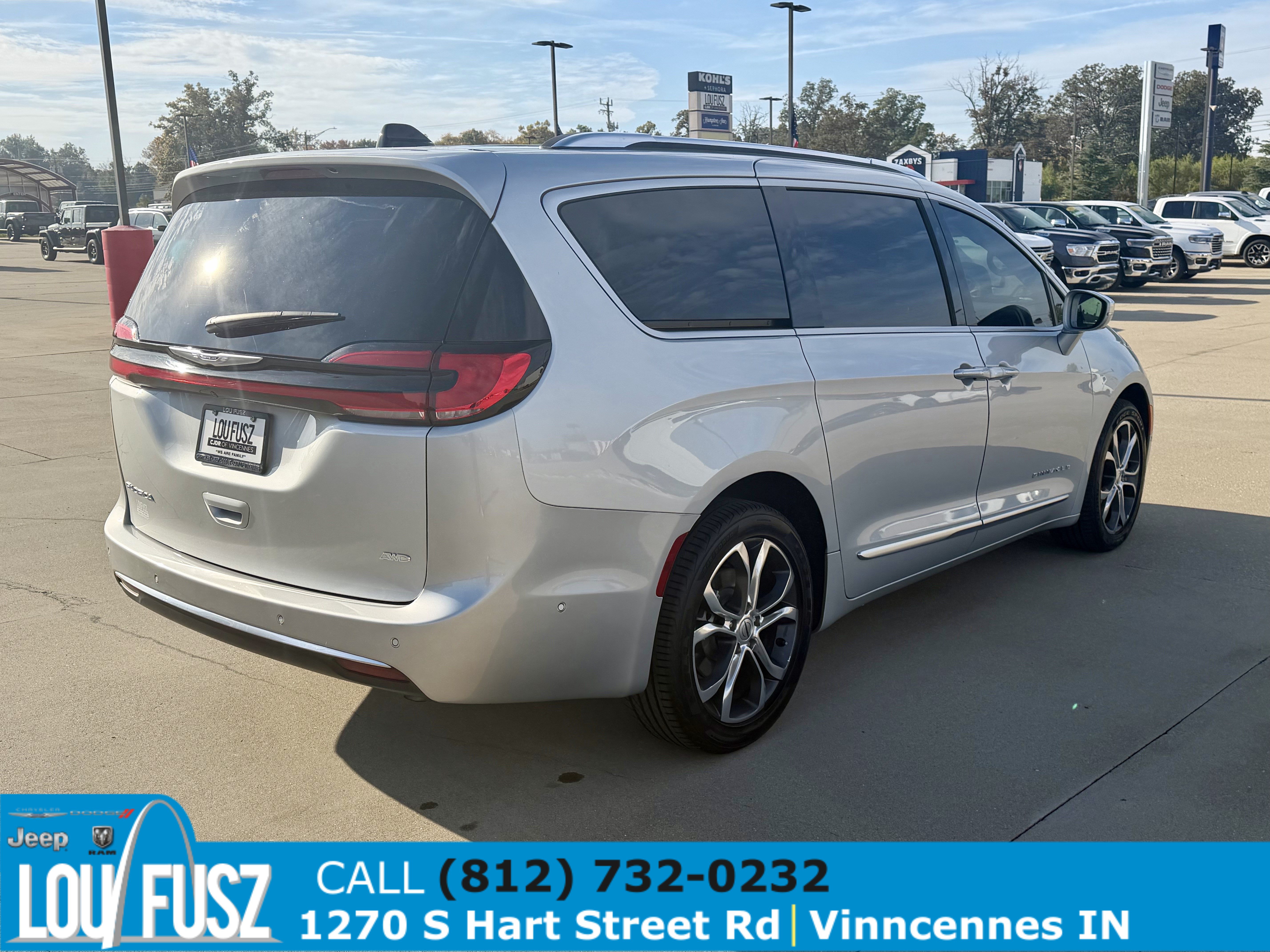 Used 2024 Chrysler Pacifica Pinnacle AWD/4WD image 7