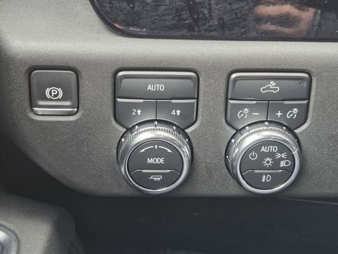 Used 2025 GMC Sierra 1500 Elevation image 24