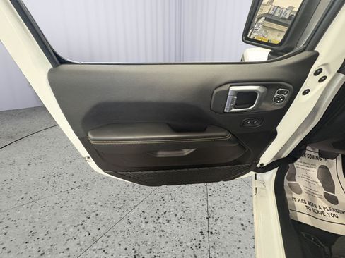 Used 2025 Jeep Wrangler Unlimited Sahara AWD/4WD image 23