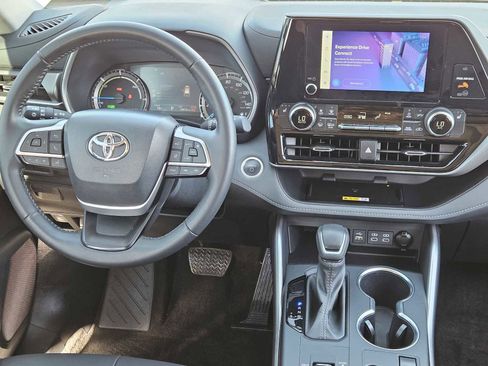 Used 2024 Toyota Highlander XLE image 26