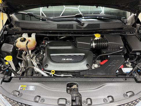 Used 2017 Chrysler Pacifica Touring-L Plus w/ Advanced Safetytec Group FWD image 7
