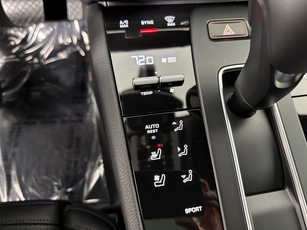 Certified 2025 Porsche Macan AWD/4WD image 31