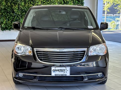 Used 2013 Chrysler Town & Country Touring FWD image 9