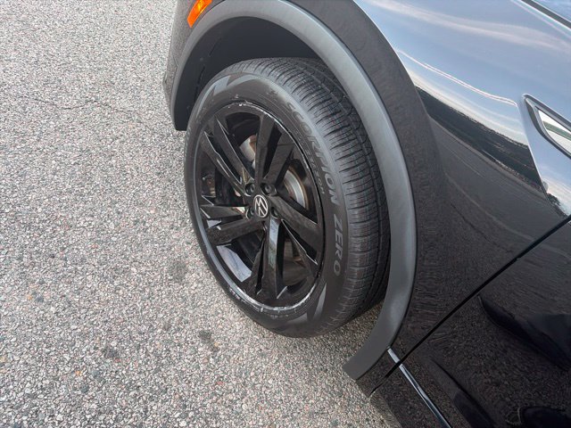 Certified 2023 Volkswagen Tiguan SE R-Line AWD/4WD image 14