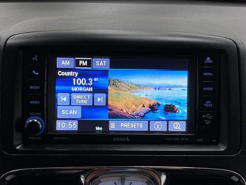 Used 2014 Chrysler Town & Country Touring image 20