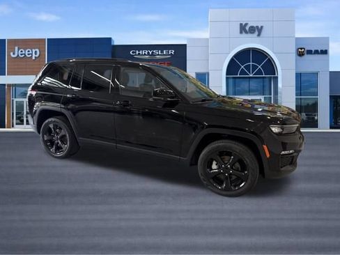 Used 2023 Jeep Grand Cherokee Limited w/ Black Appearance Package AWD/4WD image 10