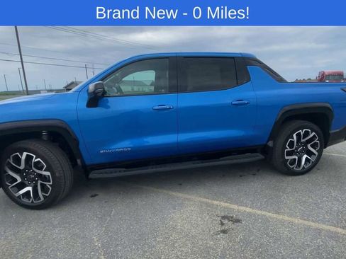 Used 2025 Chevrolet Silverado EV RST AWD/4WD image 5