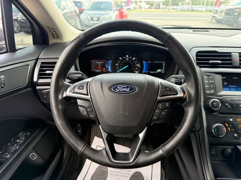 Used 2018 Ford Fusion SE w/ Equipment Group 601A FWD image 10